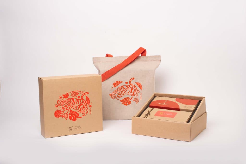 安永鮮物引進知名品牌「微熱山丘」鳳梨酥蘋果酥禮盒，雙口味一次滿足，售價550元。