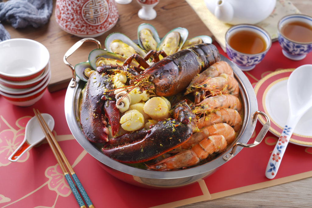 安永鮮物「異國風情海鮮豪華組」，原價3,379元，優惠價2,800元，採用來自加拿大超高壓技術凍結製成的「波士頓龍蝦」、紐西蘭淡菜、北海道生食級干貝、野生花枝和天然有機白蝦，有三種鍋底口味可選擇。