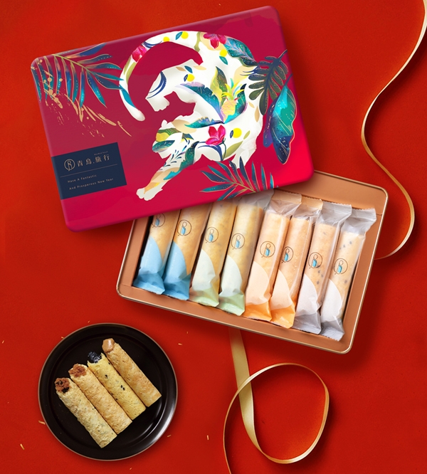 安永鮮物引進灌餡蛋捲品牌「青鳥旅行」經典蛋捲禮盒，金黃色的蛋捲包覆滿滿餡料，售價540元。