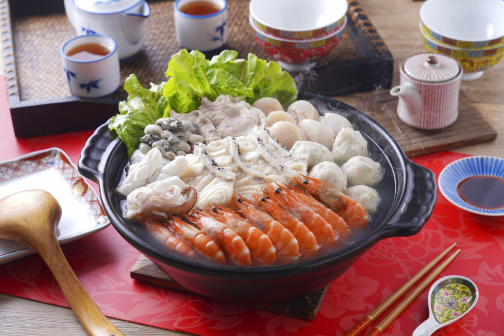 安永鮮物「龍膽石斑澎湃鍋組」，原價3,595元，優惠價3,000元，口口都是精華的石斑魚高湯，搭配有「斑王」美譽的龍膽石斑切片，以及北海道生食級干貝、透抽、白蝦、鮮蚵、翡翠鱸魚丸，滿滿的鮮甜海味。