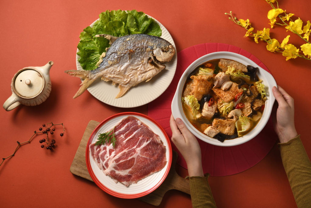 「安永鮮物」推出「林聰明沙鍋海金鯧」，12月底前預購早鳥優惠1,399元，加贈鱸魚天婦羅，極品高湯經八小時熬煮，佐以香濃特製沙茶醬，搭配肉質Q彈的國產豬肉及肉質細膩的海金鯧，讓饕客讚不絕口。